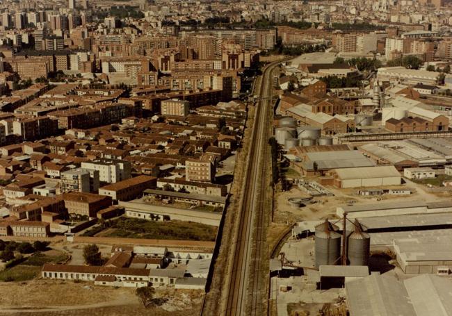 Panorámica donde se aprecia a la izquierda La Farola, en medio la vía del ferrocarril y, a continuación, el polígono de Argales