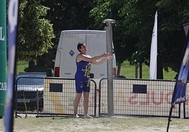 Una mujer se refresca en una de las duchas tras una prueba deportiva.