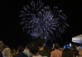 Espectáculo de fuegos artificiales para cerrar las fiestas de Segovia.