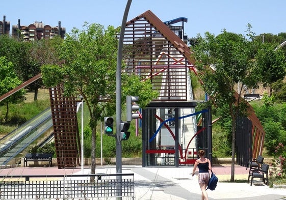 El ascensor de la ladera este de Parquesol, ya en funcionamiento, este lunes al mediodía.