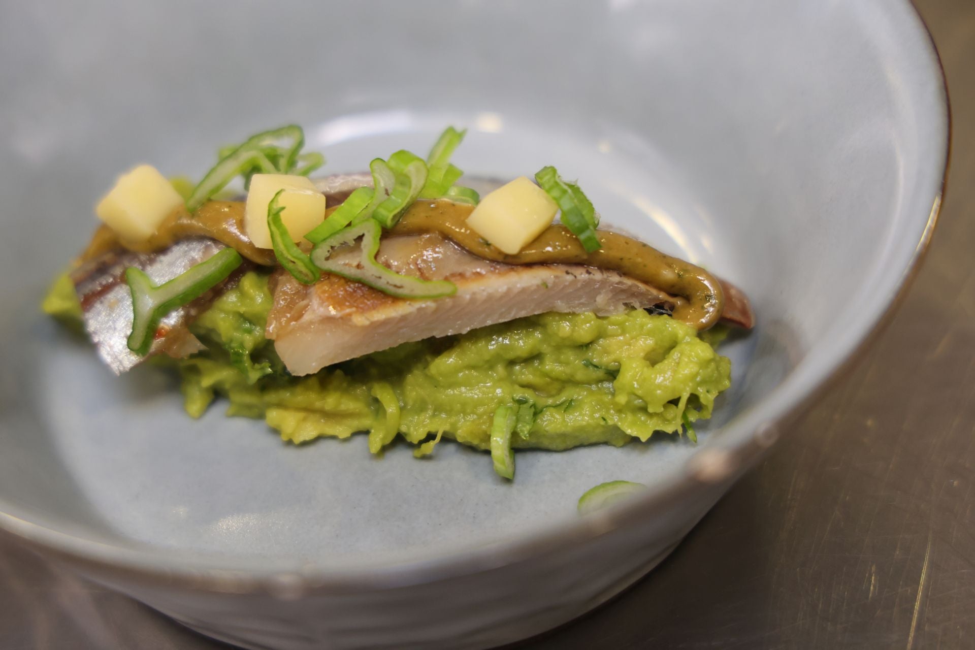 Tapa de aguacate con sardina ahumada y praliné de pistacho, por el chef Raúl del Moral
