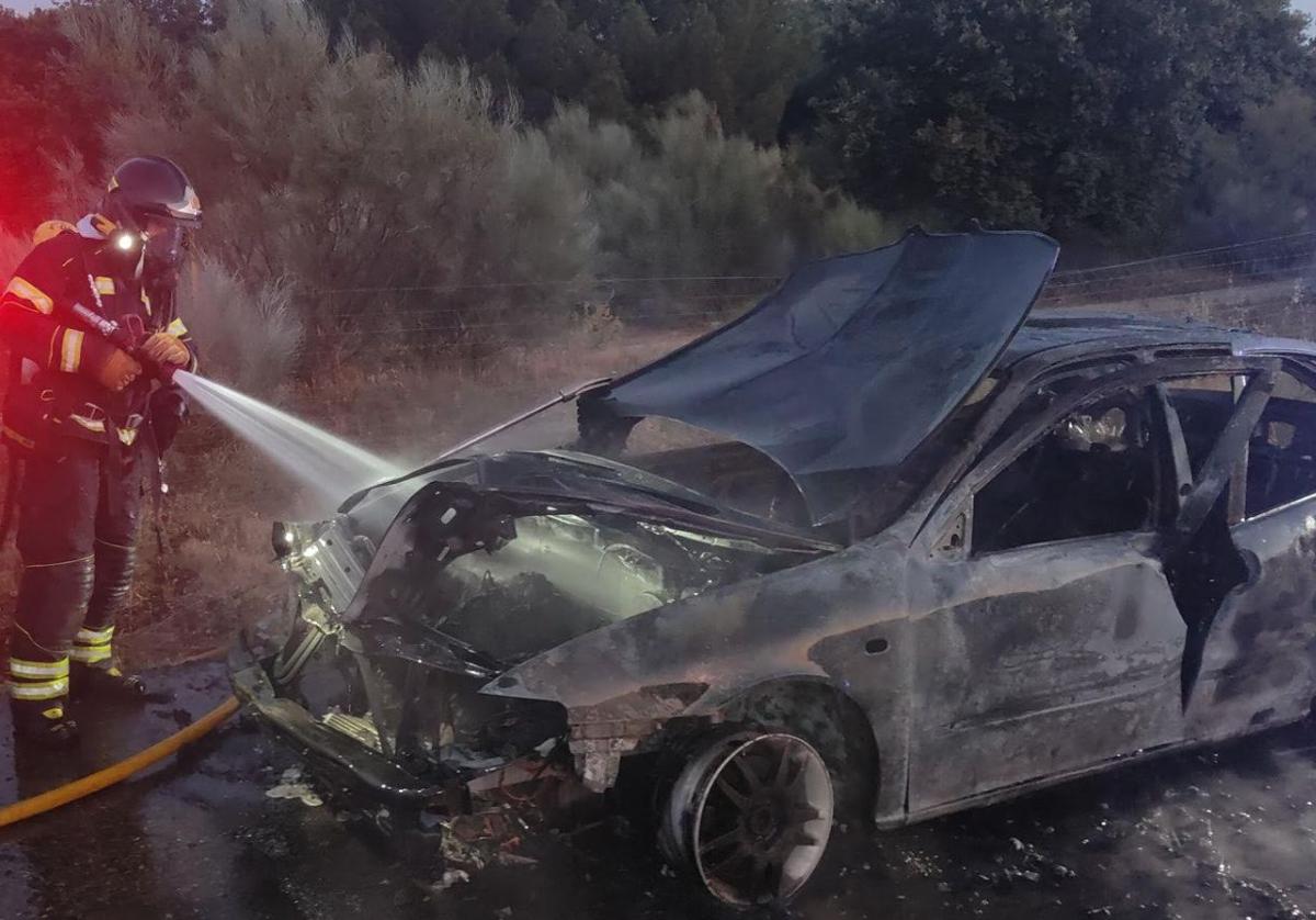 Labores de extinción del incendio del vehículo en la N-601.