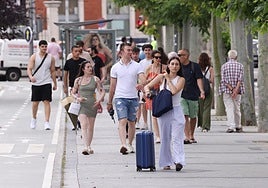 Una mujer porta una maleta en el exterior de la estación de trenes Campo Grande.