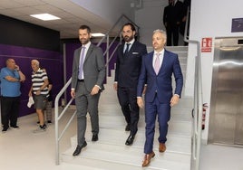 Los copresidentes del Real Valladolid, Gabriel Solares (izquierda) y Enrique Uruñuela (derecha), flanquean a Víctor Orta, nuevo director deportivo blanquivioleta este martes en Zorrilla.