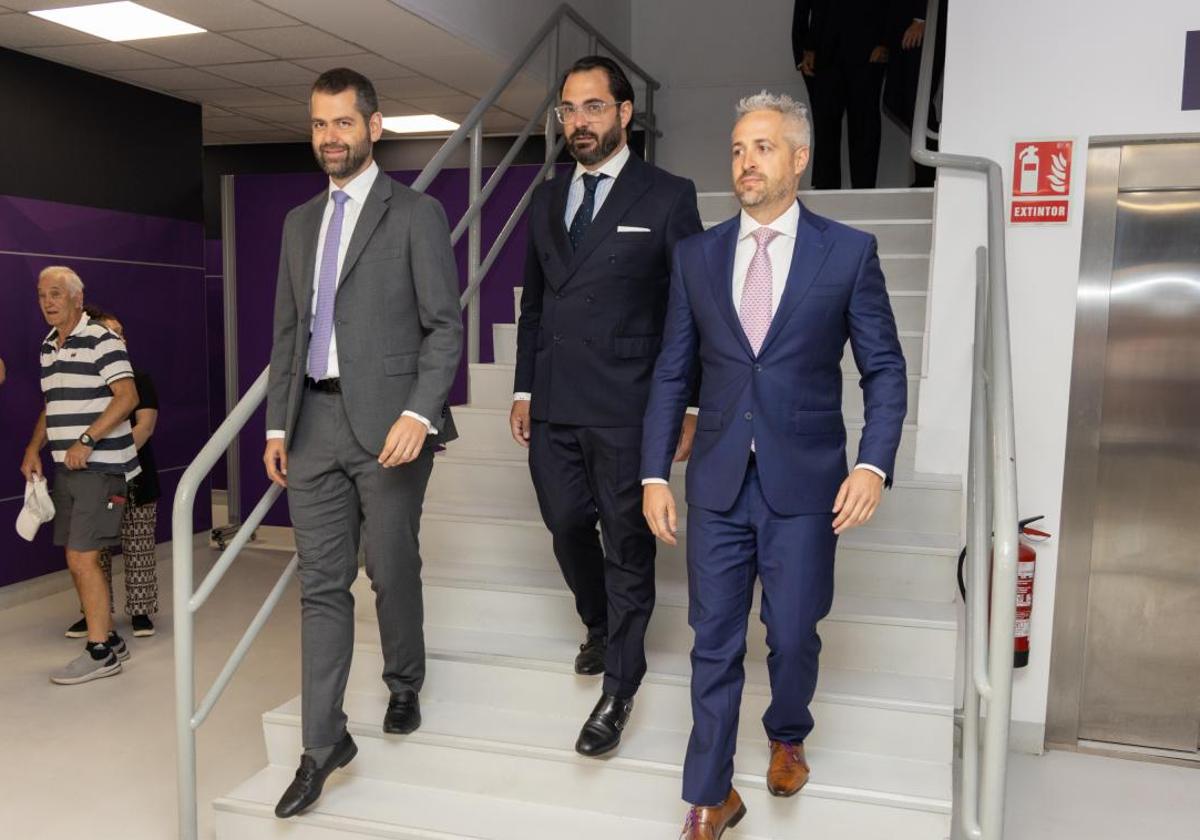 Los copresidentes del Real Valladolid, Gabriel Solares (izquierda) y Enrique Uruñuela (derecha), flanquean a Víctor Orta, nuevo director deportivo blanquivioleta este martes en Zorrilla.