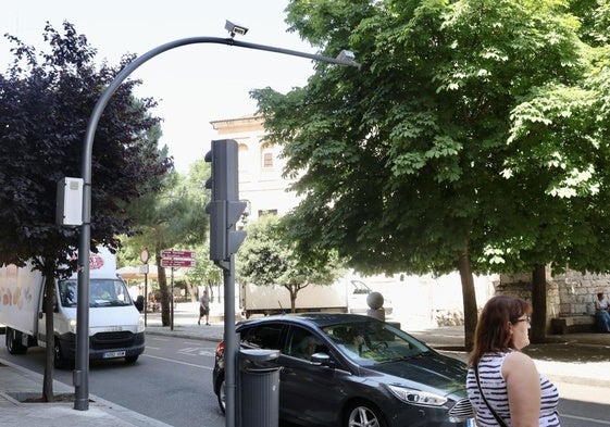 Una cámara de la zona de bajas emisiones controla los vehículos que circulan por la calle Torrecilla.