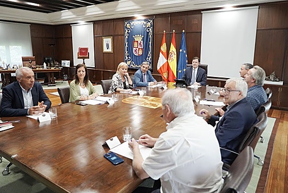 El presidente de la Junta de Castilla y León, Alfonso Fernández Mañueco, recibe al presidente de la Diputación de Zamora, Javier Faúndez, al alcalde de la capital zamorano, Francisco Guarido, y a alcaldes de la comarca Sanabria-Carballeda.
