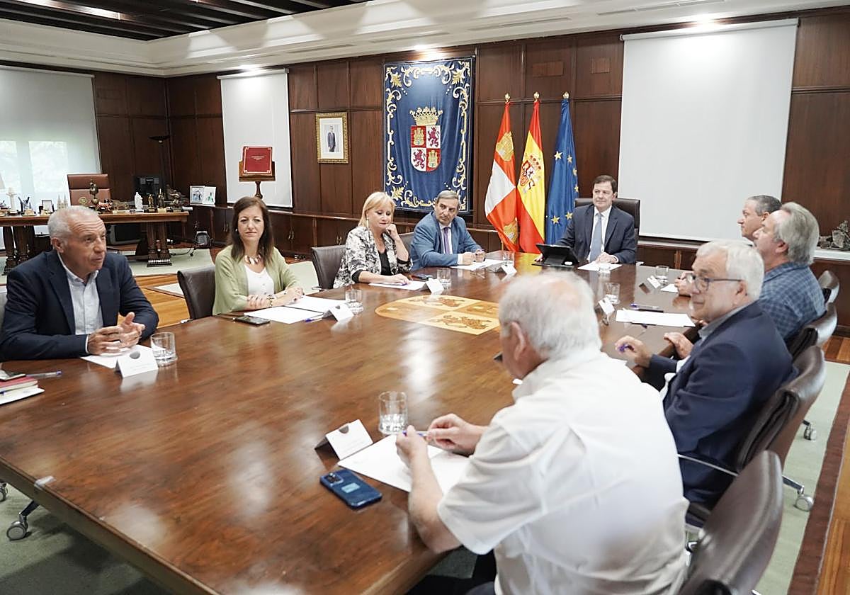 El presidente de la Junta de Castilla y León, Alfonso Fernández Mañueco, recibe al presidente de la Diputación de Zamora, Javier Faúndez, al alcalde de la capital zamorano, Francisco Guarido, y a alcaldes de la comarca Sanabria-Carballeda.