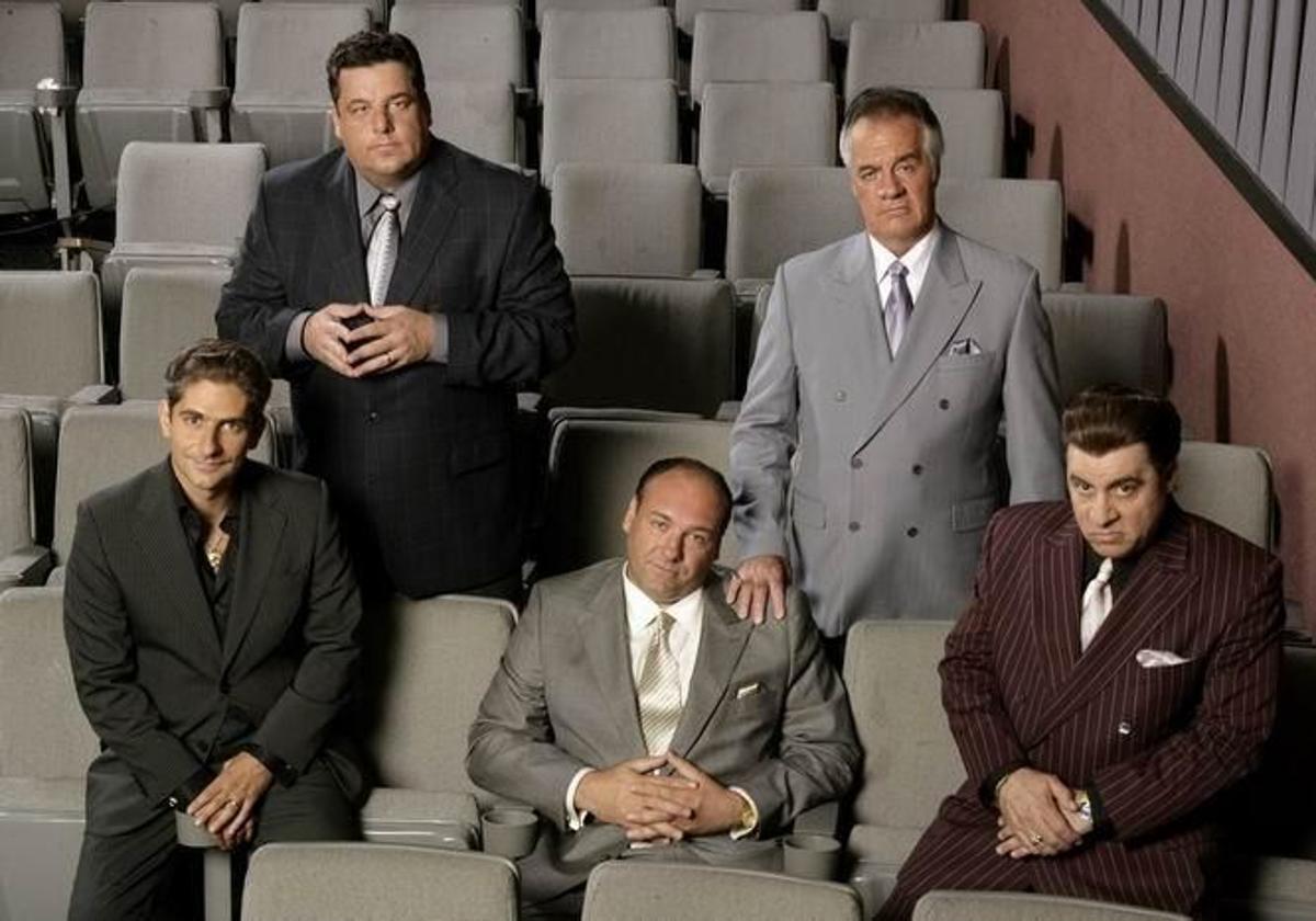 James Gandolfini, rodeado del resto del plantel masculino de 'Los Soprano'.