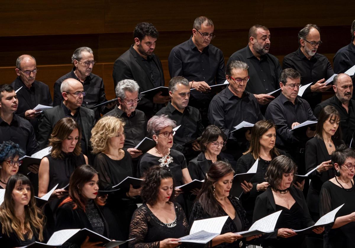 Miembros del Coro de la OSCyL durante un concierto.