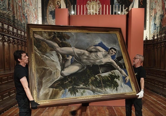 Los operarios trasladan el cuadro del Greco de la Catedral.