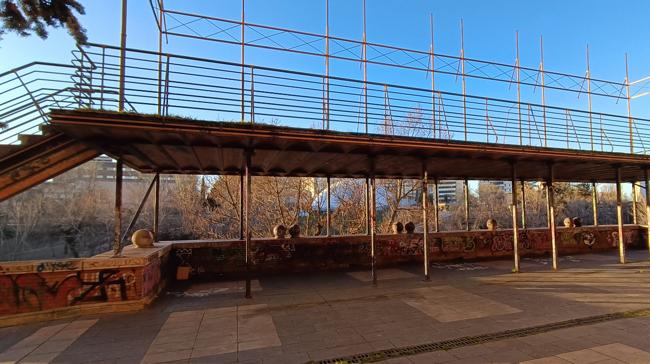 Imagen después - El antes y el después de la construcción de la caseta en la parte inferior del mirador