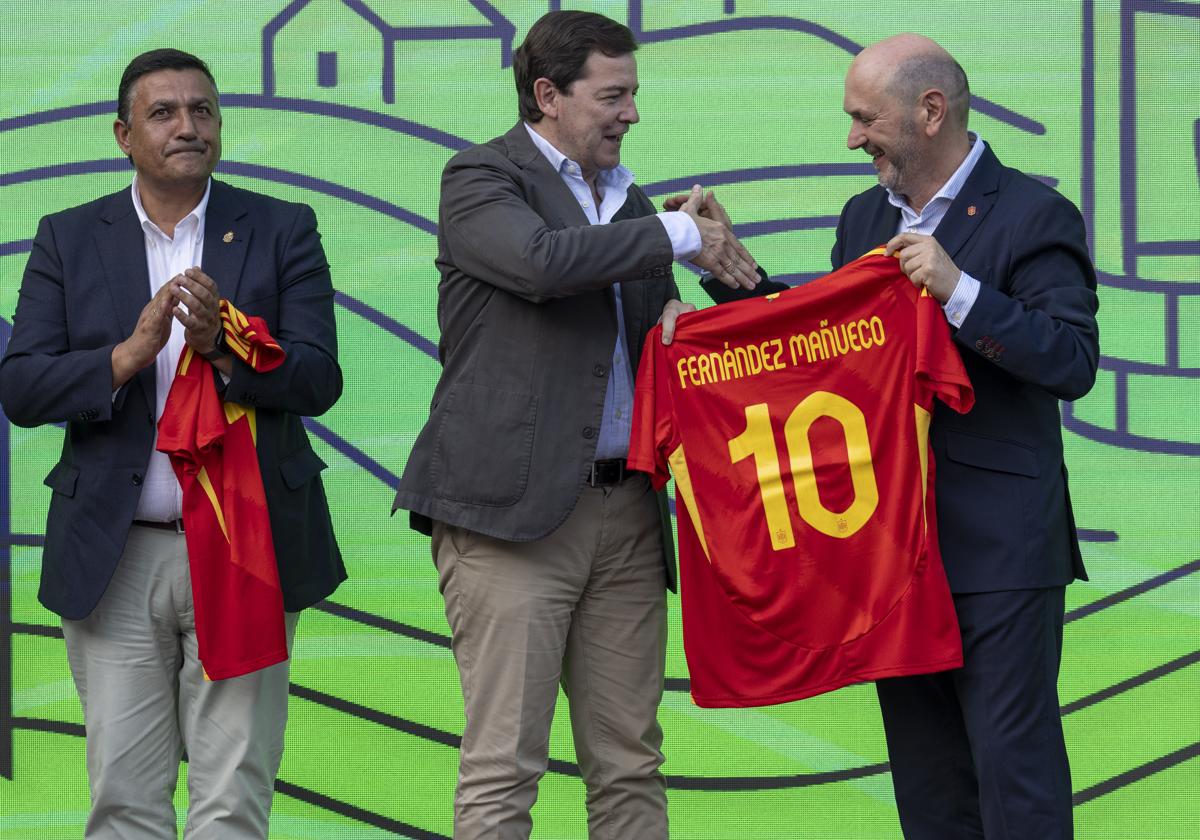 Fernández Mañueco, en el acto de presentación de los calendarios deportivos de las competiciones oficiales de la Real Federación Española de Fútbol