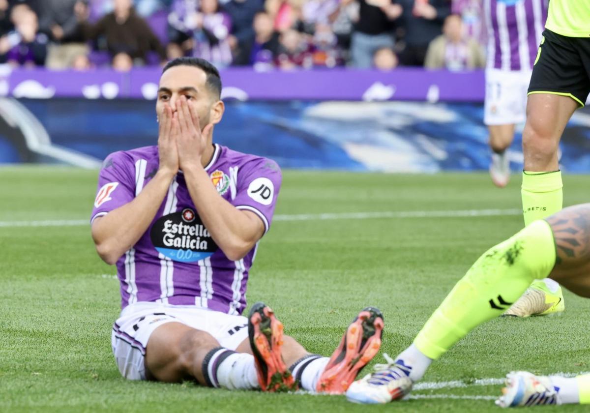 Anuar se lamenta tras fallar una ocasión la pasada temporada.