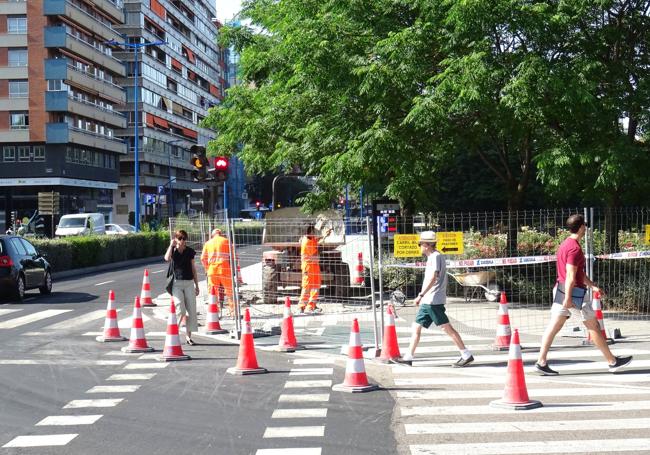 Sendero de conos habilitado para los peatones durante los trabajos.