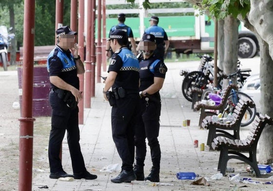Dispositivo policial durante las labores de limpieza del entorno de Las Moreras después de la noche de San Juan.