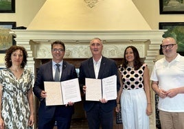 Firma del convenio con la Fundación Caja Rural.