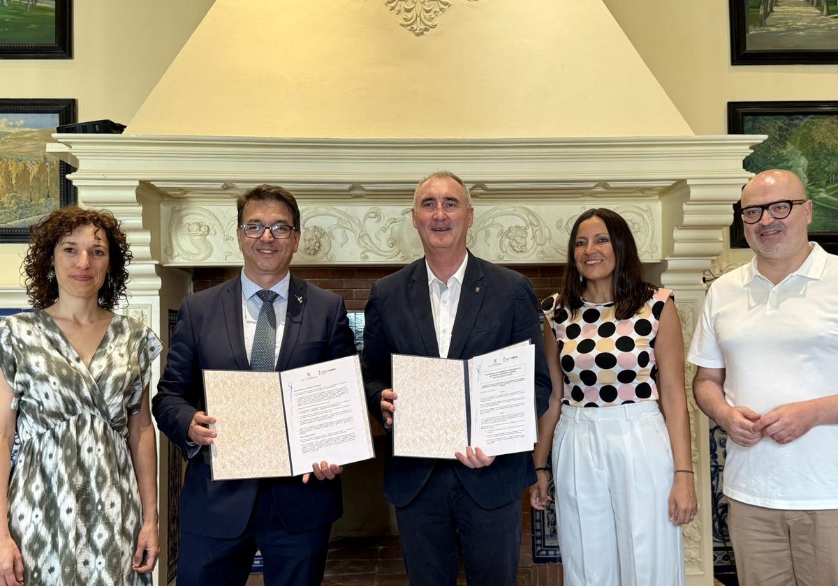 Firma del convenio con la Fundación Caja Rural.
