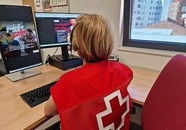 Una trabajadora de Cruz Roja revisa la campaña sobre las olas de calor.