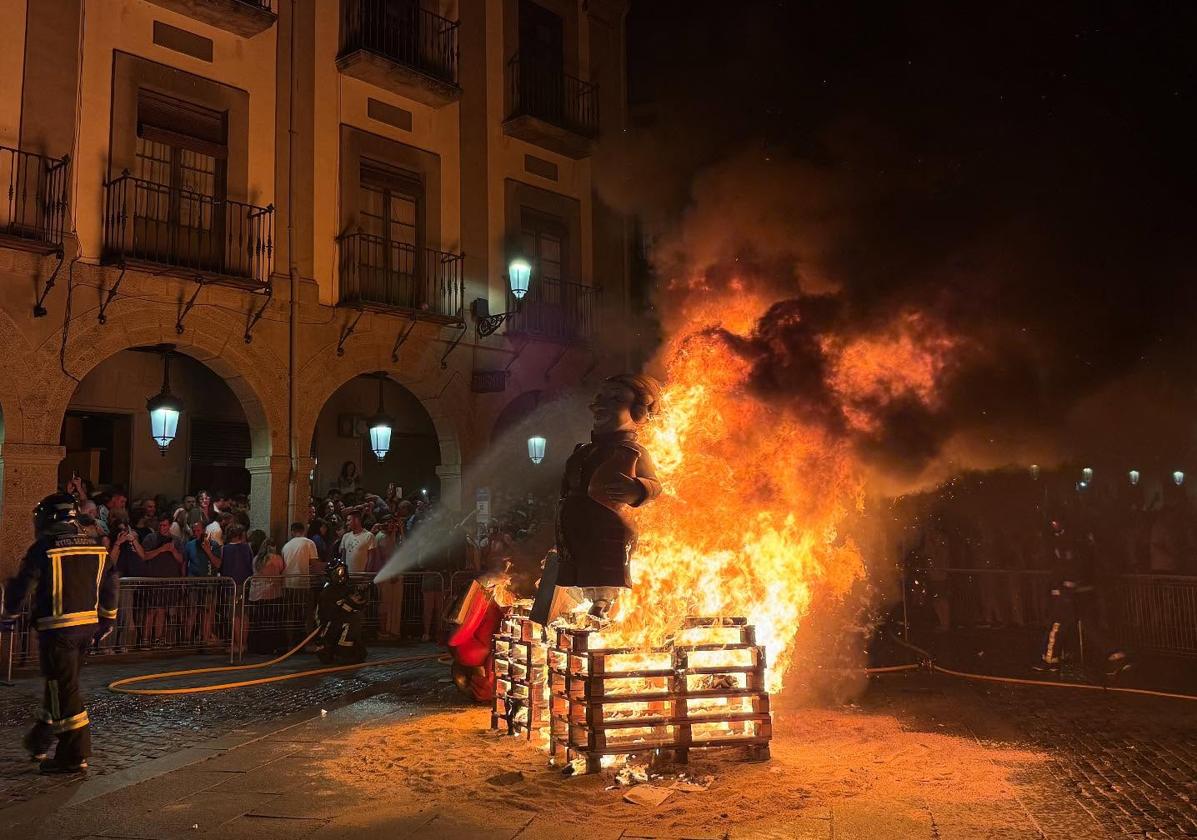 Bomberos durante la hoguera de la noche de San Juan en Segovia.