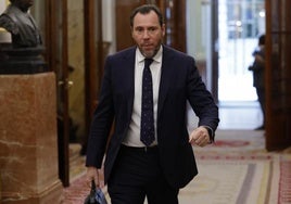 El ministro de Transportes, Óscar Puente, tras una sesión en el Congreso.