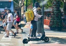 Un repartidor de Glovo este martes en el Paseo de Zorrilla de Valladolid.