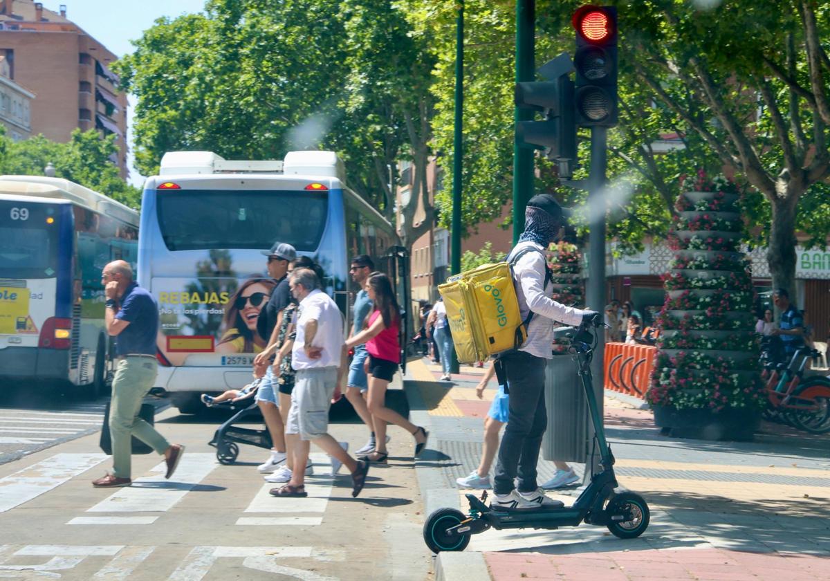 Un repartidor de Glovo este martes en el Paseo de Zorrilla de Valladolid.