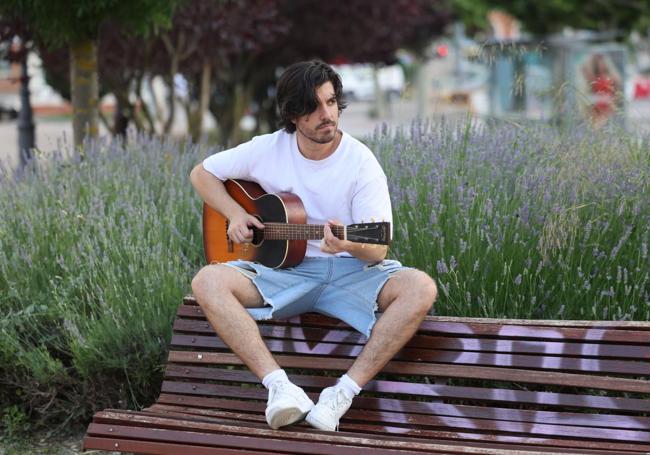 Roi Méndez toca su guitarra en la plaza Colón de Valladolid.