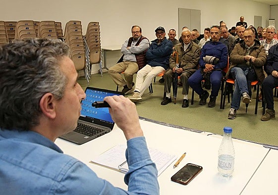 Reunión informativa de la junta directiva de la Segoviana con socios para explicar el proceso de conversión en SAD.
