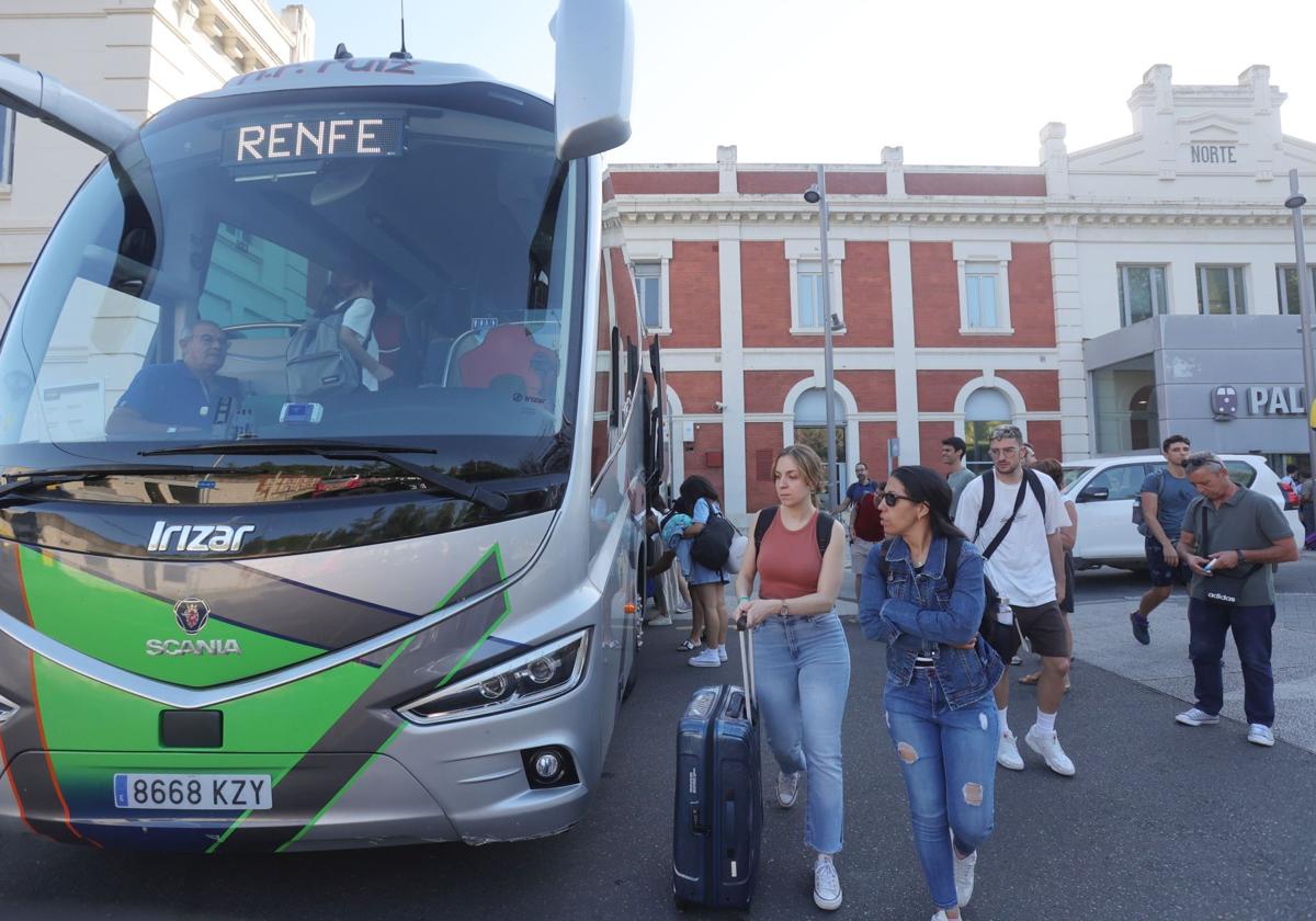 Trayecto de los pasajeros en autobús desde la estación por obras el verano pasado.