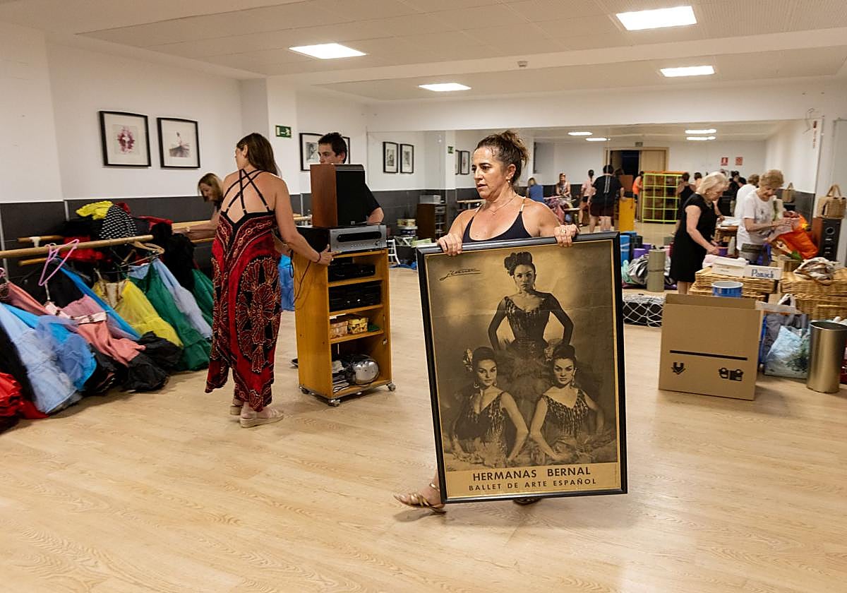 Marta Aranzana, junto con varias alumnas y amigas, recoge el material atesorado durante años en los locales de la calle Ruiz Hernández.