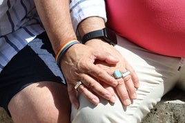 Las manos de Pablo Sanz y Pablo Gerbolés, pareja que contrajo matrimonio en 2018 en Valladolid.