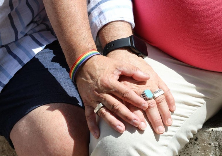 Las manos de Pablo Sanz y Pablo Gerbolés, pareja que contrajo matrimonio en 2018 en Valladolid.