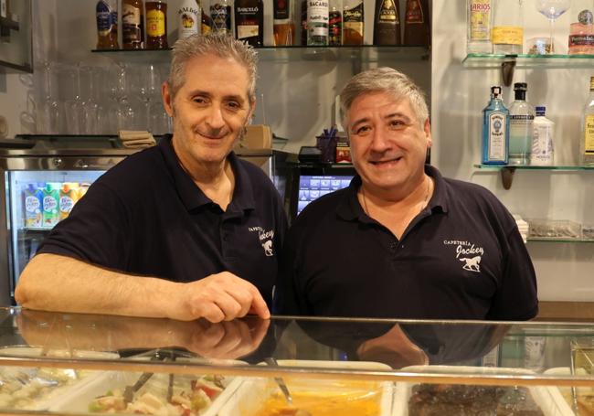 Nicolás Castrodeza y Javier González, camareros del bar Jockey.