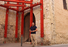 Miguel Ángel Oliveira, alcalde de Tordesillas, junto al Palacio de los Alderete.