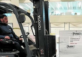Un operario mueve cajas de vino con destino a la exportación.