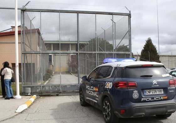 Un vehículo de la Policía Nacional accede al interior de la cárcel de Segovia.