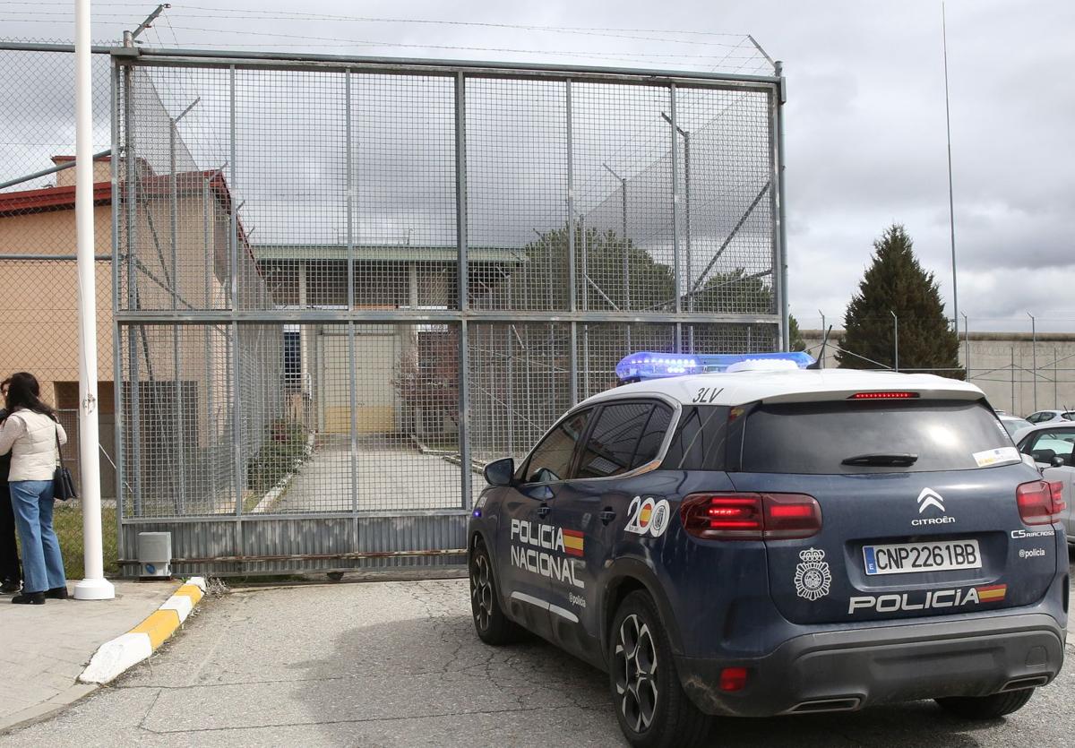 Un vehículo de la Policía Nacional accede al interior de la cárcel de Segovia.