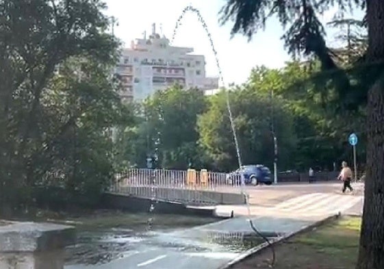 El llamativo 'géiser' sobre el carril bici de Isabel la Católica por la salida de agua de un tubo de riego antes del cruce con Poniente en una escena grabada por el concejal del PSOE Luis Vélez.