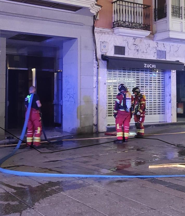 Imagen secundaria 2 - Los bomberos apagan el incendio en el local de la Calle Mayor.