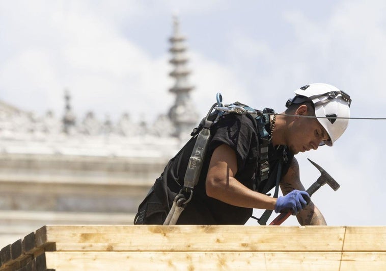 Un operario, trabajando bajo el sol en plena ola de calor.