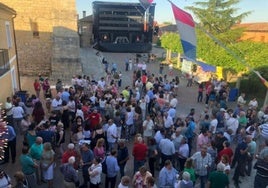 Las calles se llenan de gente durante las fiestas.