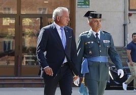 El delegado del Gobierno en Castilla y León, Nicanor Sen, y el nuevo jefe de la Comandancia de Palencia, Luis Manuel Lombardero, durante el acto de toma de posesión en el cuartel.
