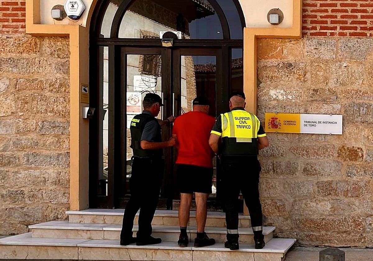 Traslado del detenido a los juzgados de Toro.