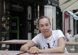 Maika Espinilla posa en la terraza de La Viña de Patxi.