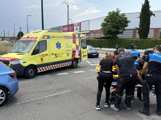 Sanitarios atienden al motorista herido.