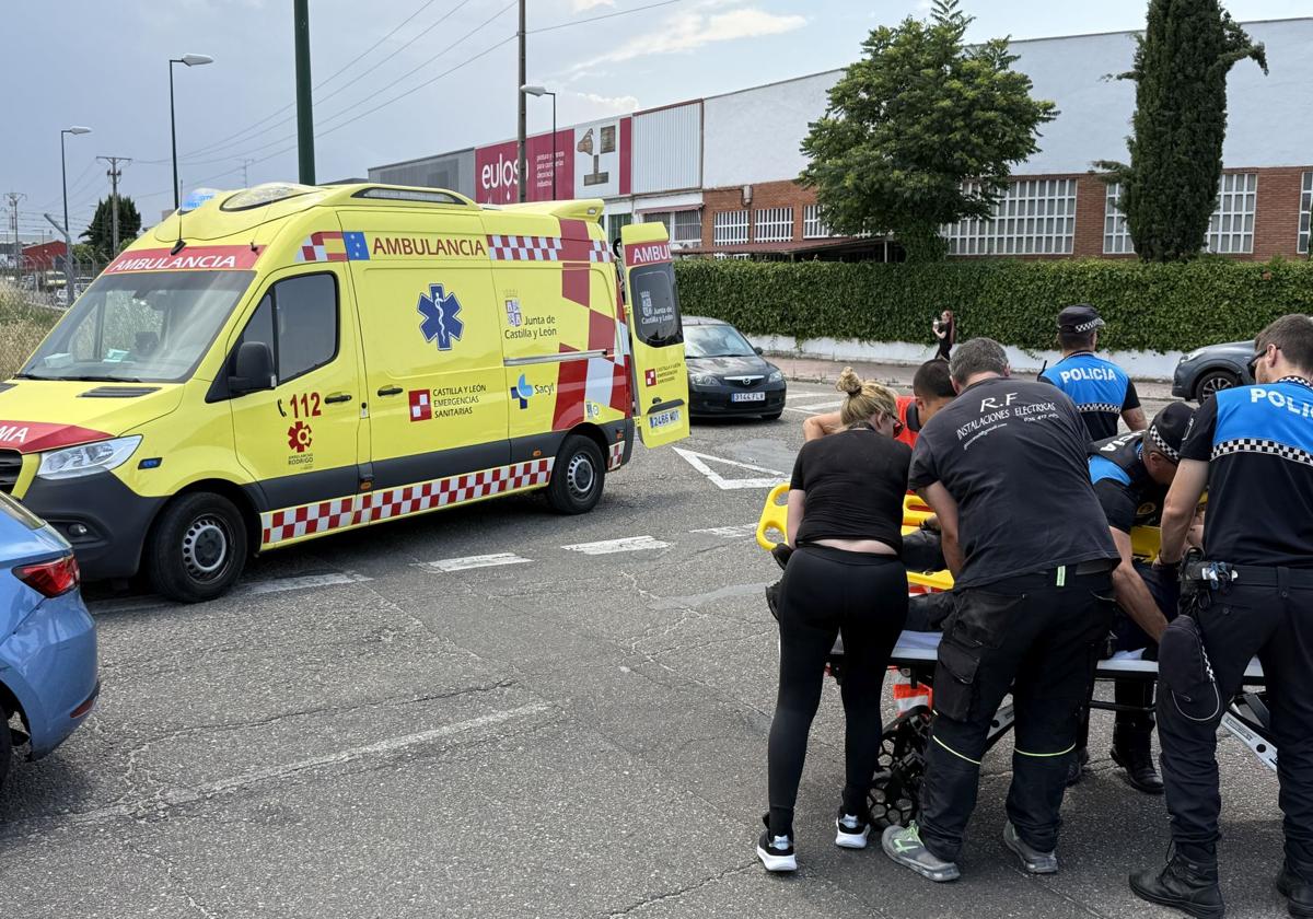 Sanitarios atienden al motorista herido.