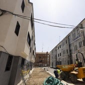 Un operario trabaja en las labores de urbanización en el 29 de Octubre.