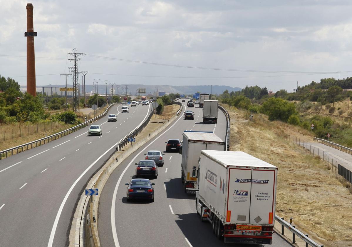 Camiones y turismos en la zona de las curvas de Dueñas.