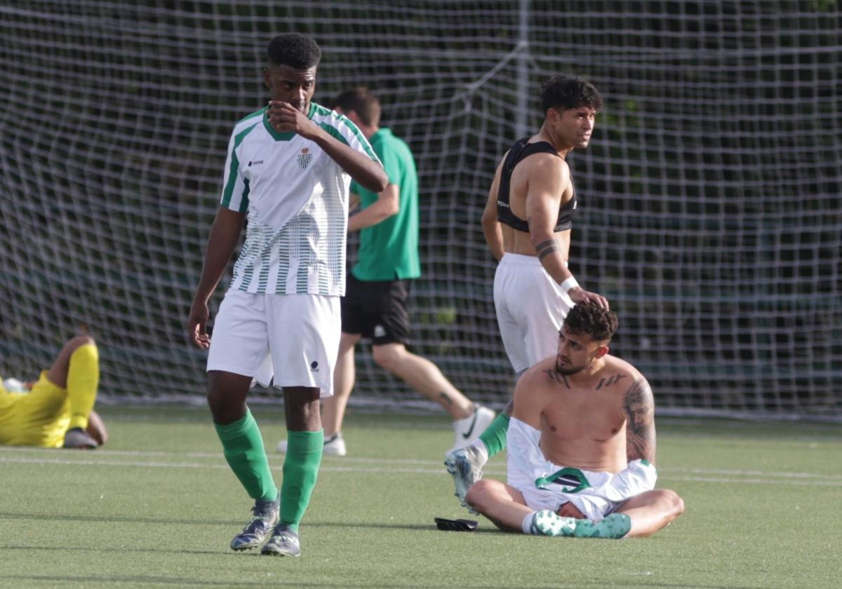 Jugadores del Betis abatidos tras caer ante el Numancia B en 'play-off'.